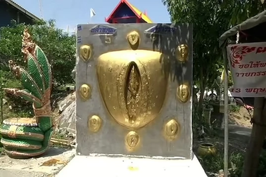 Tượng vàng mô phỏng bộ phận nhạy cảm của nam và nữ hút khách đến cầu nguyện