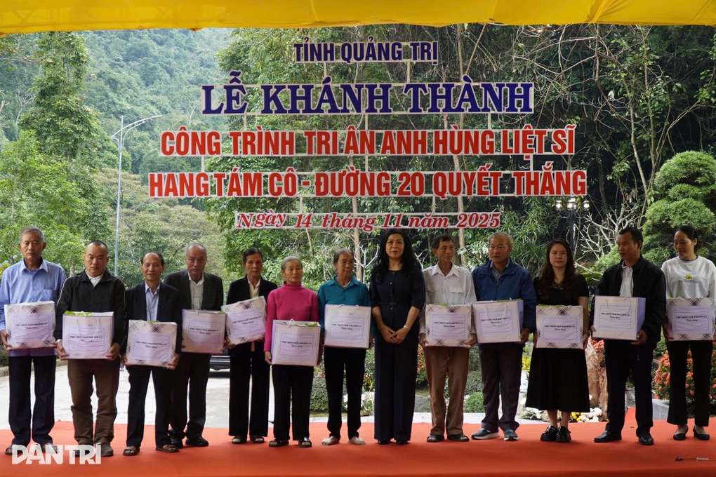 Phu nhân Ngô Phương Ly dự lễ khánh thành tôn tạo Di tích Hang Tám Cô - 3 Phu nhân Ngô Phương Ly dự lễ khánh thành tôn tạo Di tích Hang Tám Cô - 3