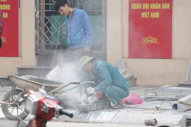 Hà Nội: Rầm rộ sửa đường ngày cận Tết