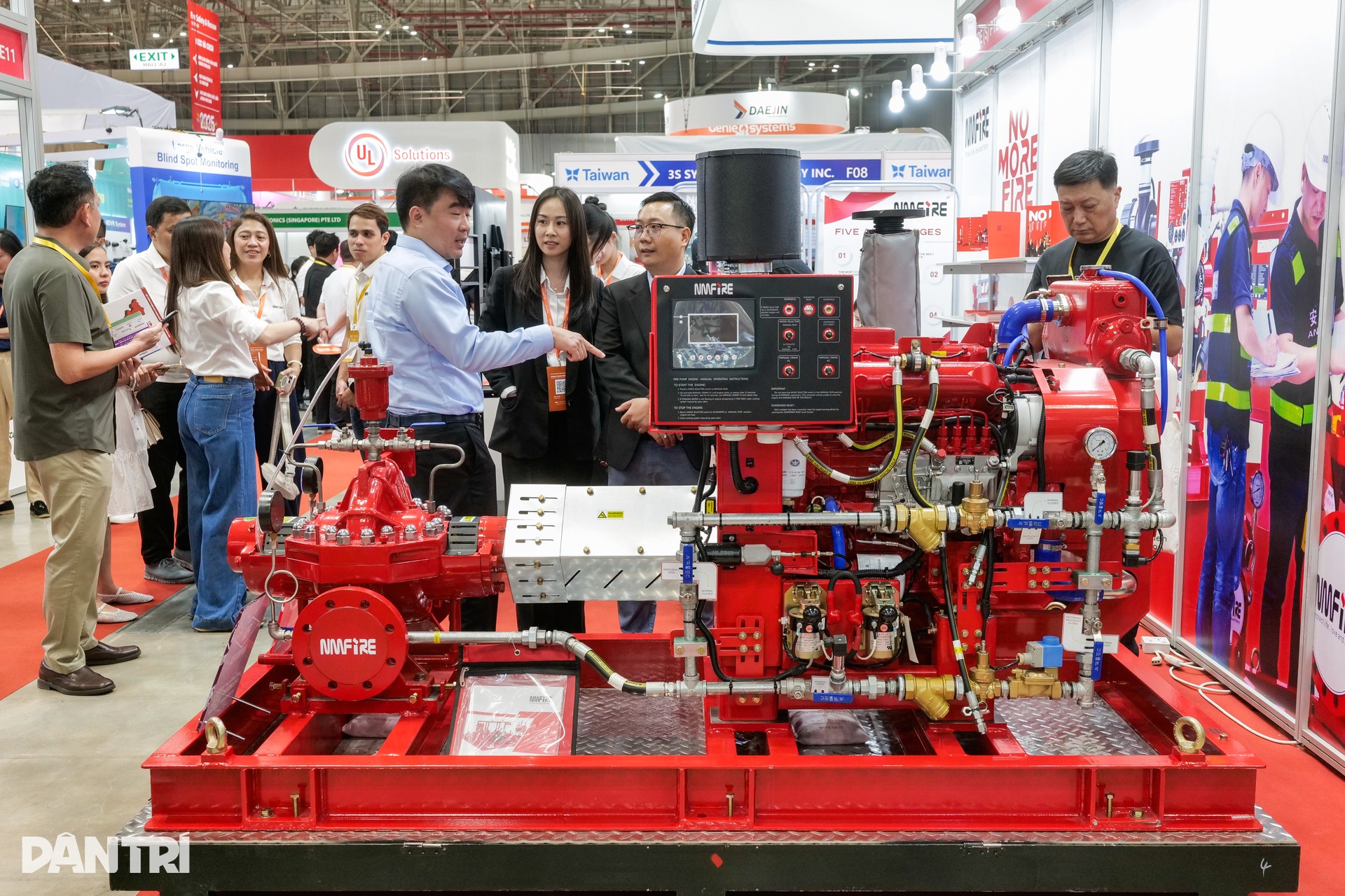Thủ tướng tham quan triển lãm quốc tế về kỹ thuật và phương tiện PCCC, CNCH - 7 Thủ tướng tham quan triển lãm quốc tế về kỹ thuật và phương tiện PCCC, CNCH - 7