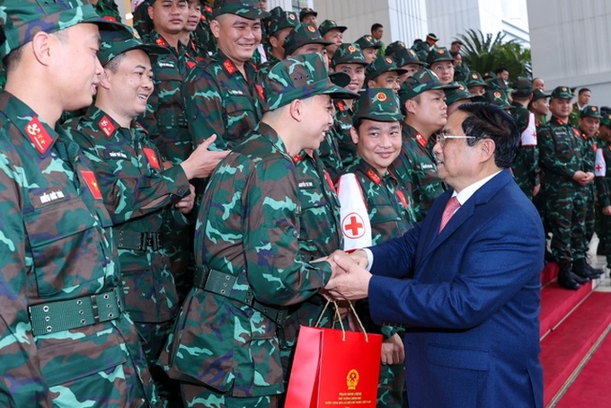 Thủ tướng Phạm Minh Chính trò chuyện với các chiến sĩ trong đoàn công tác tham gia cứu nạn, cứu hộ tại Thổ Nhĩ Kỳ.