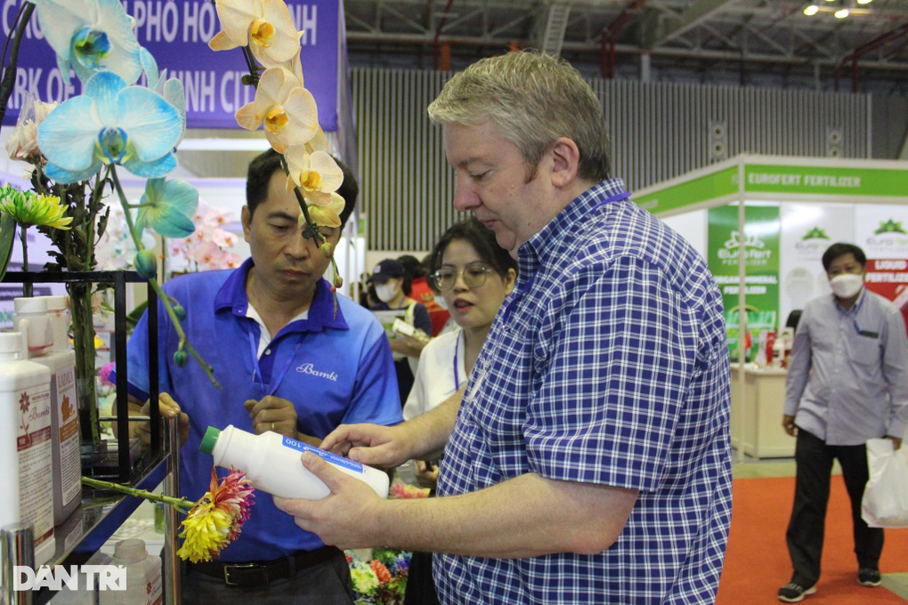 Kỹ sư điện biến hoa héo thành hoa tươi trong một nốt nhạc - 4 Kỹ sư điện biến hoa héo thành hoa tươi trong một nốt nhạc - 4