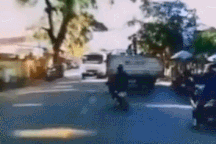 Luồn lách trên đường hẹp, thanh niên chạy xe máy nhận cái kết "tái mặt"