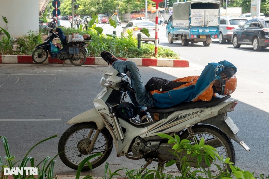 Hà Nội nắng như đổ lửa, shipper than lãi vài nghìn đồng mỗi đơn - 1 Hà Nội nắng như đổ lửa, shipper than lãi vài nghìn đồng mỗi đơn - 1