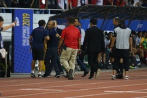 Sau khi nhận thẻ đỏ, HLV Park Hang Seo bị cổ động viên Indonesia đe dọa