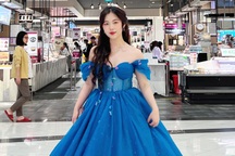 Cô gái gây "sốt" mạng xã hội vì mặc váy công chúa đi siêu thị