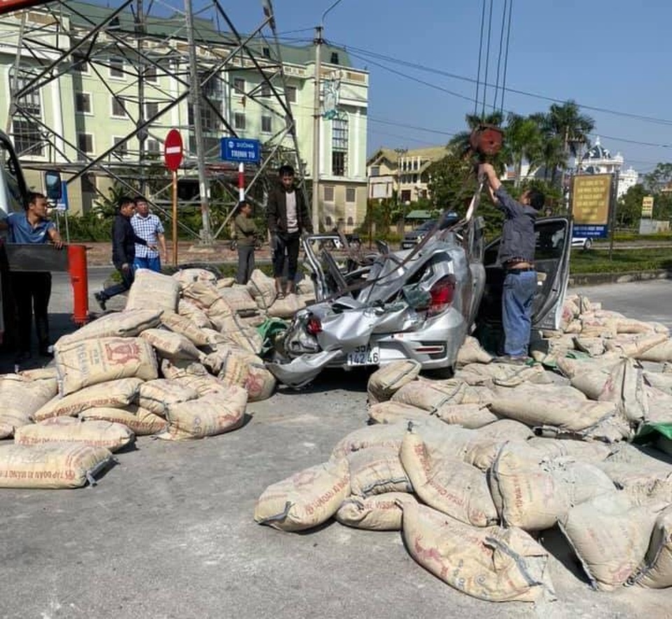 Xe tải chở xi măng đè bẹp ô tô con, 1 người tử vong - 1