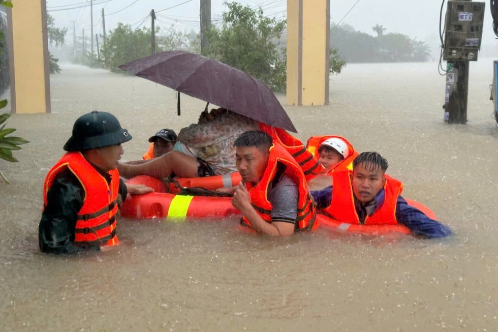 Diễn biến trận đại hồng thủy ở miền Trung, nhiều nơi chìm trong biển nước - 5 Diễn biến trận đại hồng thủy ở miền Trung, nhiều nơi chìm trong biển nước - 5