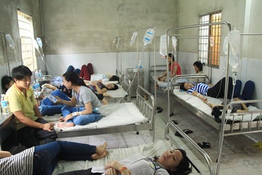 Hàng trăm công nhân nghi ngộ độc sau bữa ăn tối