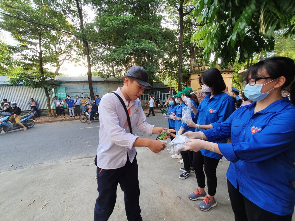 Tình nguyện viên Thủ đô hăng hái tiếp sức mùa thi năm 2020 - 5