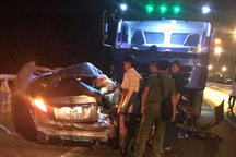 Xe con vượt ẩu, 5 người ngồi trong xe thương vong