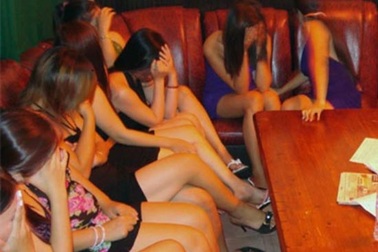 Kiều nữ bốc lửa tiết lộ “bữa tiệc nóng” tiền trao cháo múc