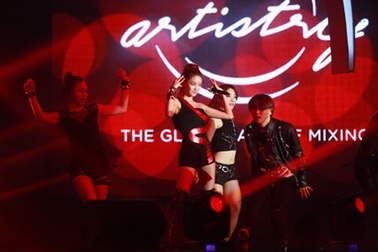 Giải mã sức hút kỳ lạ của đêm nghệ thuật kết hợp toàn cầu