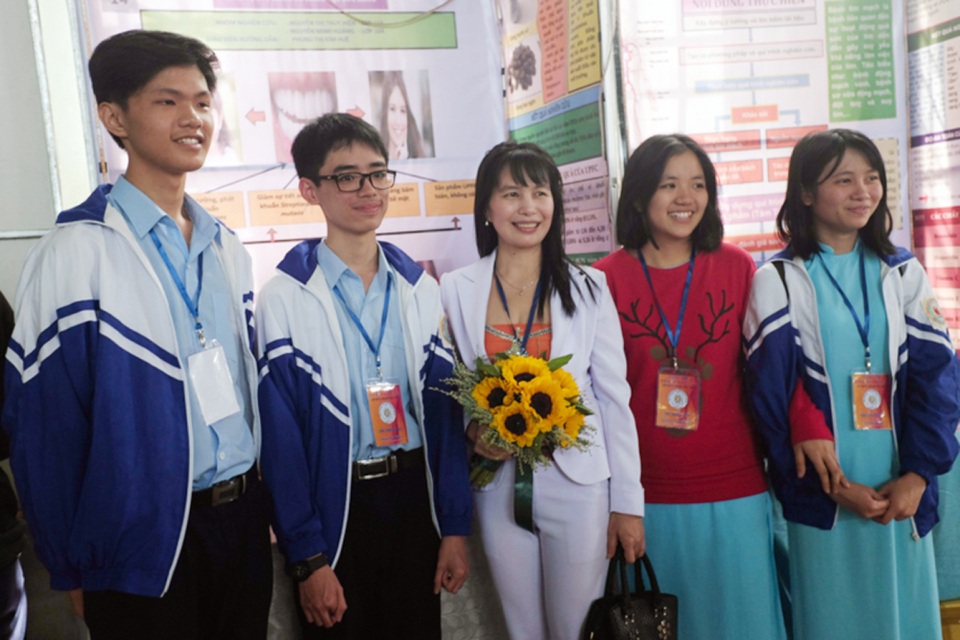 Cô giáo “chắp cánh” ước mơ nghiên cứu khoa học của học sinh ra thế giới - 2 Cô giáo “chắp cánh” ước mơ nghiên cứu khoa học của học sinh ra thế giới - 2