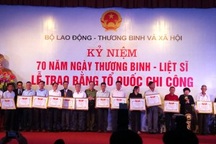 Trao bằng Tổ quốc ghi công tới đại diện 498 gia đình liệt sĩ