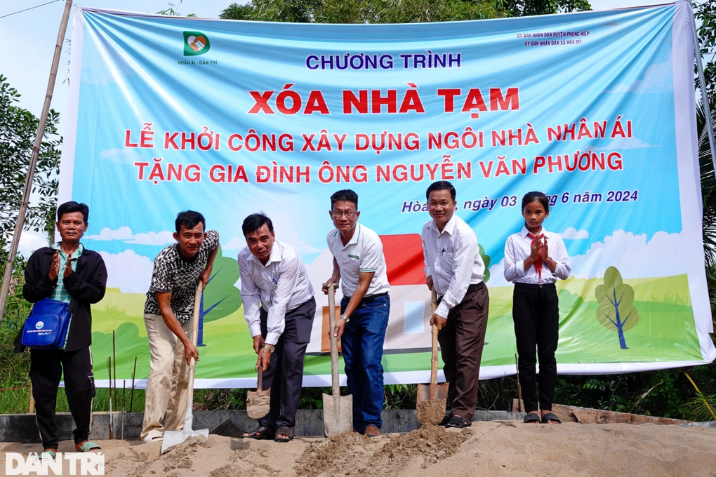 Người đàn ông bệnh tật một mình nuôi con được báo Dân trí tặng nhà Nhân ái - 2 Người đàn ông bệnh tật một mình nuôi con được báo Dân trí tặng nhà Nhân ái - 2