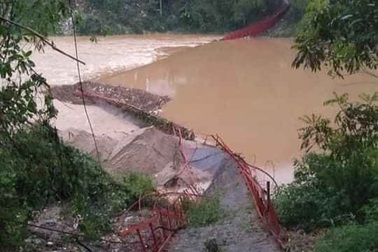 Sét đánh chết người, giông lốc quật đứt cầu treo