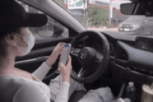 Xác minh clip cô gái buông vô lăng để bấm điện thoại khi lái ô tô
