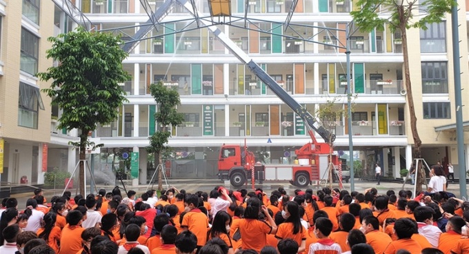 Học sinh Trường Tiểu học Kim Đồng, Hà Nội tham gia hoạt động ngoại khóa
về phòng cháy, chữa cháy.