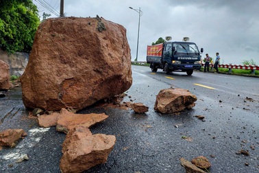Mưa lớn làm đá nặng cả tấn từ bán đảo Sơn Trà lăn xuống đường
