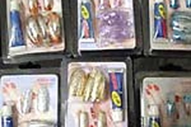 Gặp nguy vì móng tay giả