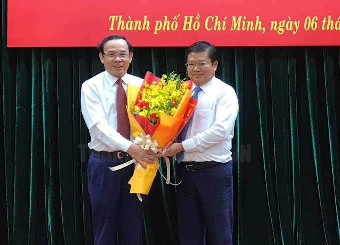 Bí thư Thành ủy TP.HCM Nguyễn Văn Nên (trái) trao Quyết định cho ông Lê Văn Thinh (phải).