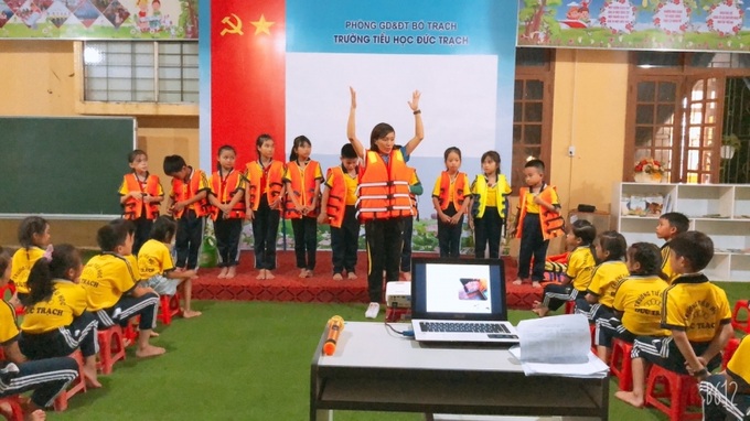 Học sinh Trường Tiểu học Đức Trạch, huyện Bố Trạch, tỉnh Quảng Bình được học kỹ năng bơi và an toàn trong môi trường nước. Ảnh: Bloomberg