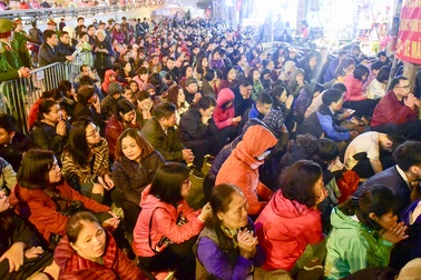 Hàng nghìn người ngồi lòng đường hành lễ giải hạn chùa Phúc Khánh