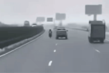 Xe máy đi lên cao tốc rồi xảy ra tai nạn liên hoàn, 2 người thương vong