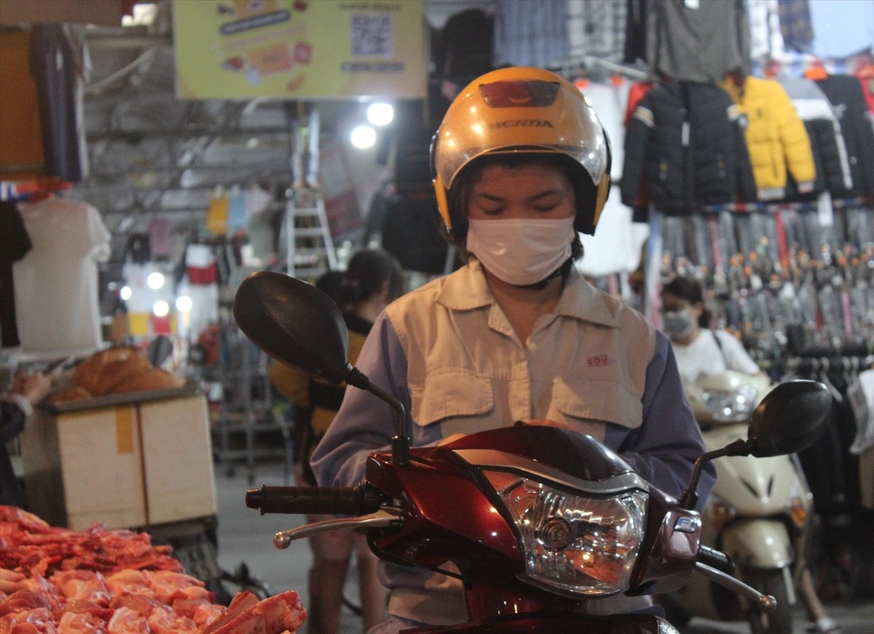 Công nhân khu công nghiệp đi chợ thế nào trong đợt dịch Covid-19? - 3 Công nhân khu công nghiệp đi chợ thế nào trong đợt dịch Covid-19? - 3