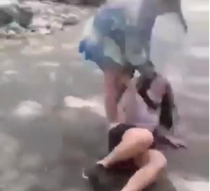 Hình ảnh nữ sinh bị đánh trên đường gây xôn xao dư luận. (ảnh cắt từ clip)