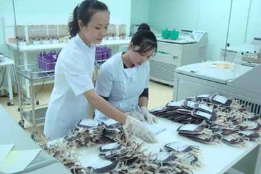 Tại sao hạn chế truyền máu trực tiếp từ người hiến tặng?