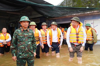 Tổng Bí thư Tô Lâm thăm, tặng quà người dân vùng lũ tại thành phố Huế