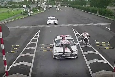 Nhân viên an ninh hàng không bị tài xế taxi hất văng lên nắp capo