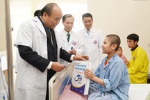 Điều trị ca người mẹ ung thư vú giai đoạn cuối sinh con chưa từng có trong y văn thế giới