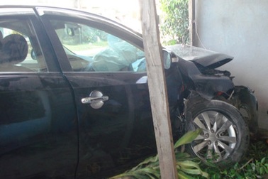 Nổ lốp, ô tô lao thẳng vào nhà dân