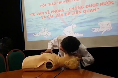 TS Lương Quốc Chính hướng dẫn cách thổi ngạt, ép tim cho nạn nhân đuối nước.