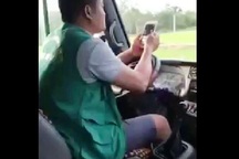 Tài xế xe buýt vừa lái xe vừa sử dụng điện thoại gây phẫn nộ dư luận