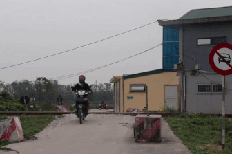 Sau sự cố tàu hàng phải dừng khẩn cấp, ô tô vẫn ung dung đi qua đường cấm