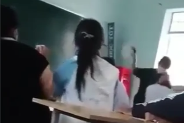 Phê bình thầy giáo ngồi im khi học sinh đánh bạn trong lớp