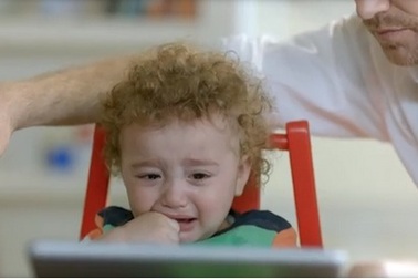 Samsung tiếp tục “đá xoáy” Apple trong quảng cáo Galaxy Tab S