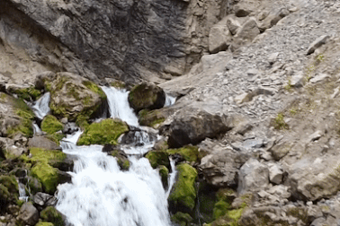 Dòng suối lạ cứ 15 phút lại ngừng chảy một lần