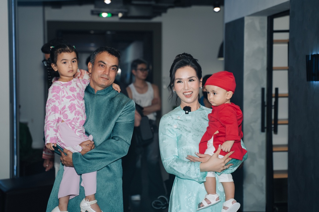 Chồng Ấn Độ mặc áo dài, âm thầm tạo bất ngờ khiến Võ Hạ Trâm xúc động - 1 Chồng Ấn Độ mặc áo dài, âm thầm tạo bất ngờ khiến Võ Hạ Trâm xúc động - 1