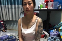 Bắt “hot girl” xăm trổ chuyên bán ma túy tại các quán karaoke