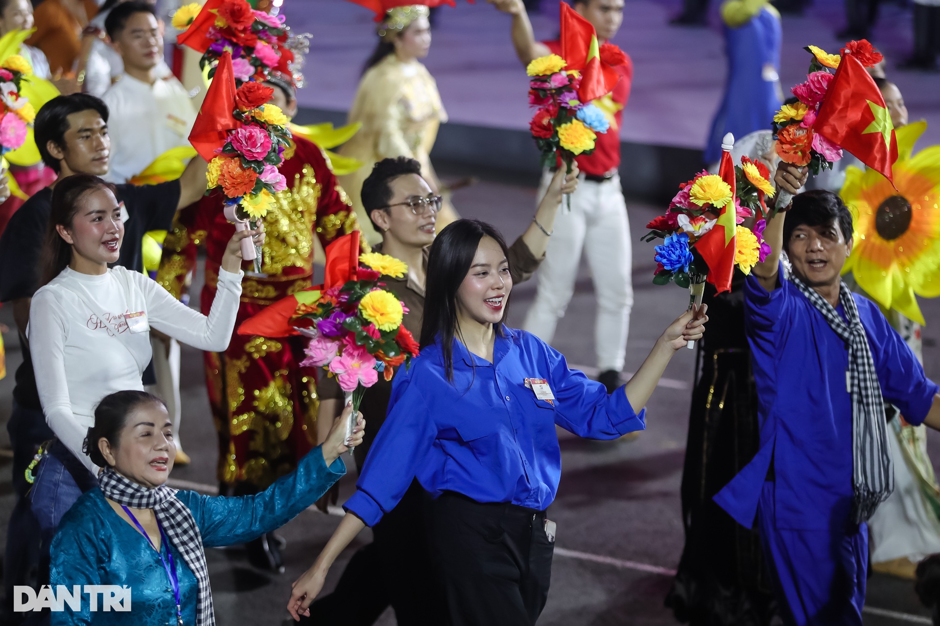 Thanh Thủy, Tiểu Vy, HHen Niê dự sơ duyệt diễu binh giữa biển người TPHCM - 2 Thanh Thủy, Tiểu Vy, HHen Niê dự sơ duyệt diễu binh giữa biển người TPHCM - 2