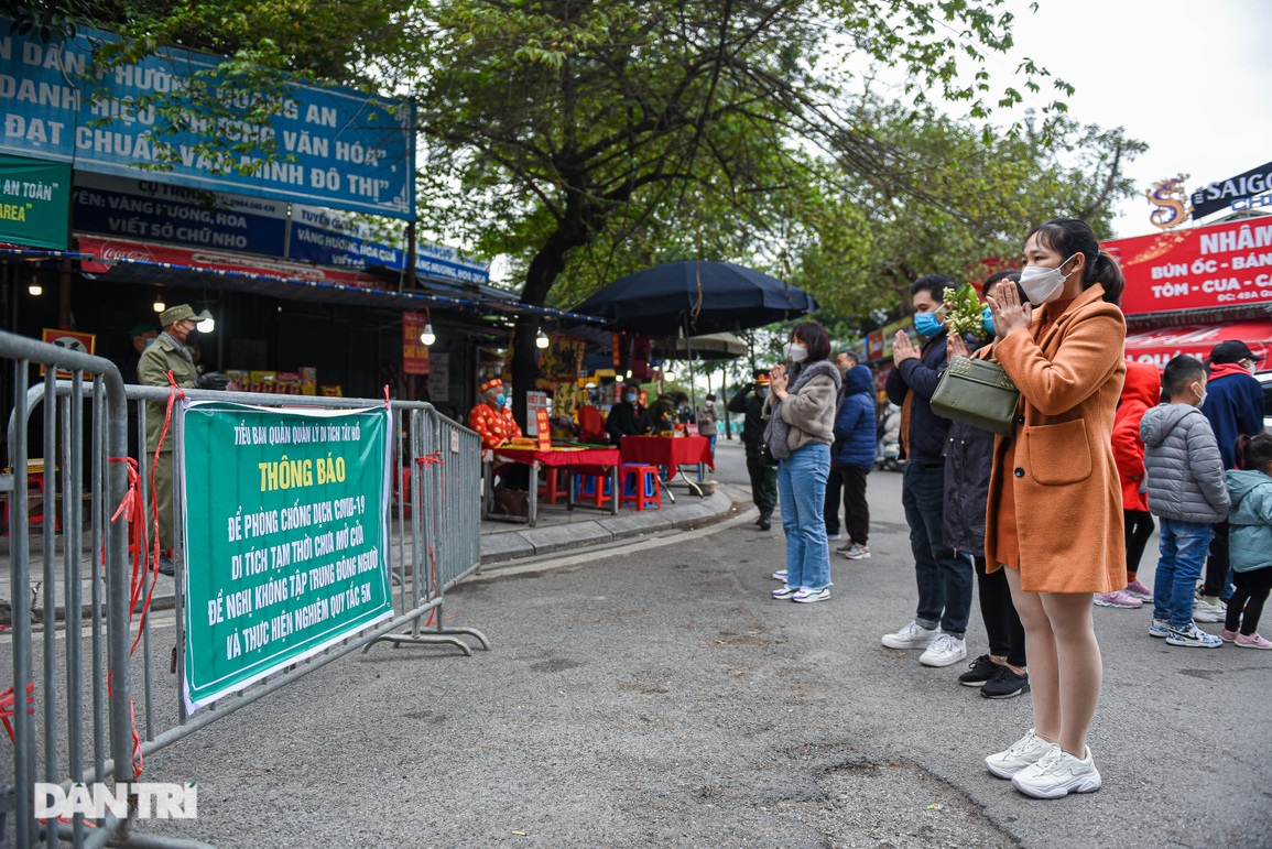 Người Hà Nội xếp hàng vái vọng từ xa, nhét tiền cầu may qua khe cửa - 11 Người Hà Nội xếp hàng vái vọng từ xa, nhét tiền cầu may qua khe cửa - 11