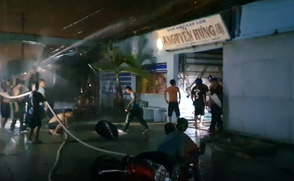 Nhà máy xay lúa bốc cháy sau tiếng nổ, 10 tỷ đồng ra tro - 1 Nhà máy xay lúa bốc cháy sau tiếng nổ, 10 tỷ đồng ra tro - 1