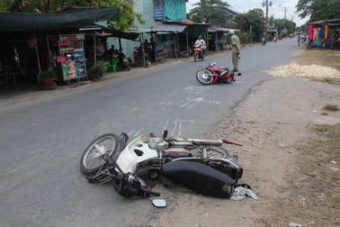 Hai xe máy chạy cùng chiều va quệt, 1 người tử vong