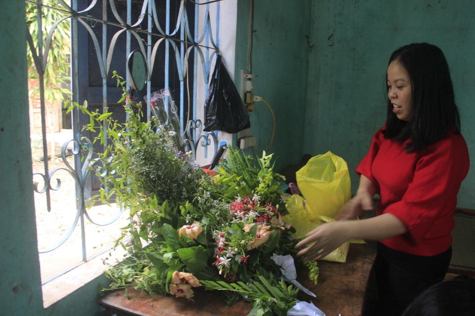 Học sinh miền núi tặng thầy cô hoa dại, sắn rừng, gạo, chuối… trong Ngày Nhà giáo - 2 Học sinh miền núi tặng thầy cô hoa dại, sắn rừng, gạo, chuối… trong Ngày Nhà giáo - 2
