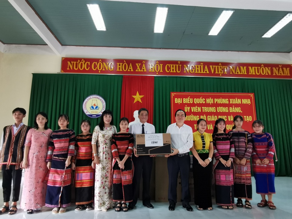 Bộ trưởng GDĐT Phùng Xuân Nhạ hỗ trợ học sinh, trường học tỉnh Bình Định - 4 Bộ trưởng GDĐT Phùng Xuân Nhạ hỗ trợ học sinh, trường học tỉnh Bình Định - 4